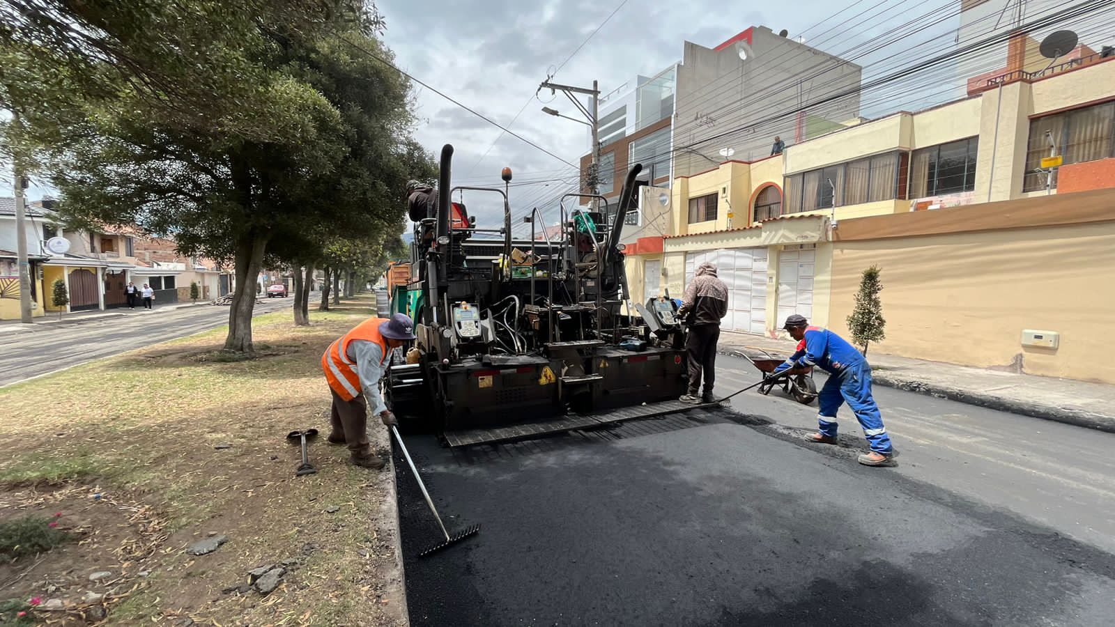 Continúa el mejoramiento vial en Riobamba