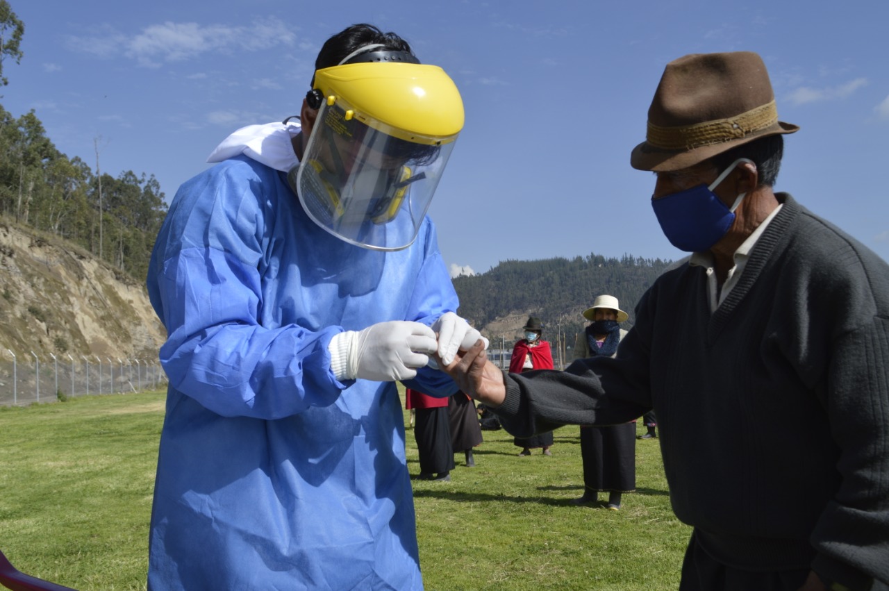 Entrega de equipos médicos en nuestras comunidades